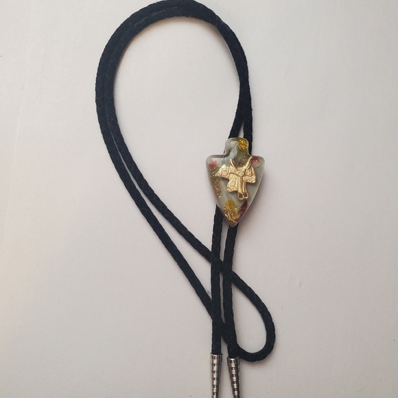 VINTAGE BOLO TIE WESTERN GOLDEN SADDLE. ARROWHEAD SHAPE. BLACK CORD - Picture 5 of 7